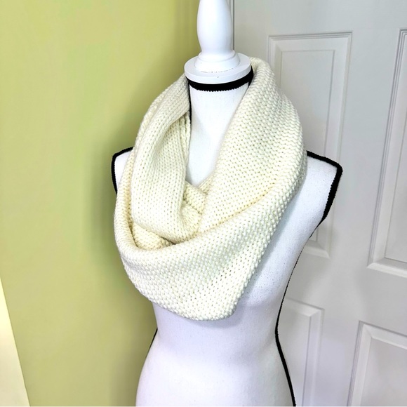 Limited Edition Cream Knit Infinity Scarf NWOT - Picture 1 of 8